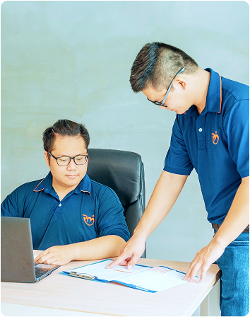 Trang Chủ 18 businesswoman presenting new solar panel 2022 09 15 21 49 26 utc 1024x683 1